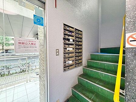 落ち着きのある温かな風情のエントランスは、訪れる方々を優しく包み込み、心地よい空間を演出します。