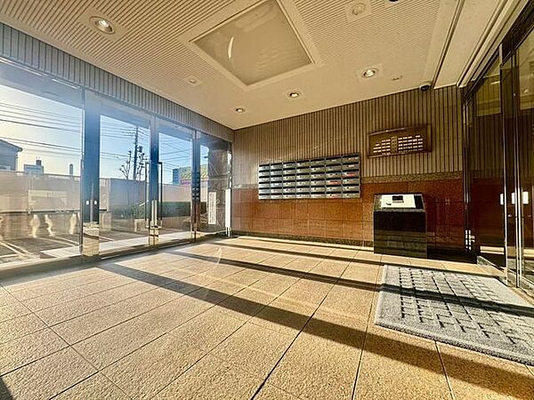 洗練された雰囲気漂う魅力的なエントランス。訪れる人を心地よく出迎えてくれます。