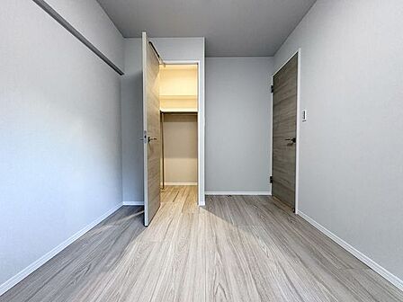 大容量収納可能なウォークインクローゼットはシーズンオフの服や生活用品をたくさん収納できます。