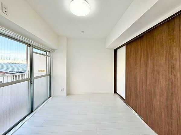 住まう方自身でカスタマイズして頂けるように「シンプル」にデザインされた室内。