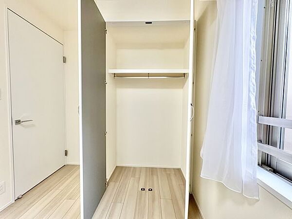 棚やハンガーパイプが付いた使いやすい設計。ワードローブをスッキリ収納できます。