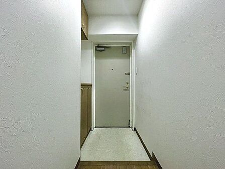 上質感漂うゆとりの広さの玄関スペース。安らぎに満ちた生活空間を予感させてくれます。
