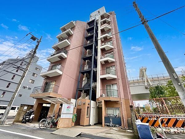 陽射しとともに、少しづつ装いを変える街の景観から、この街ならではの美しい風景とここから紡がれる物語。（空の加工を生成AIで行っています）
