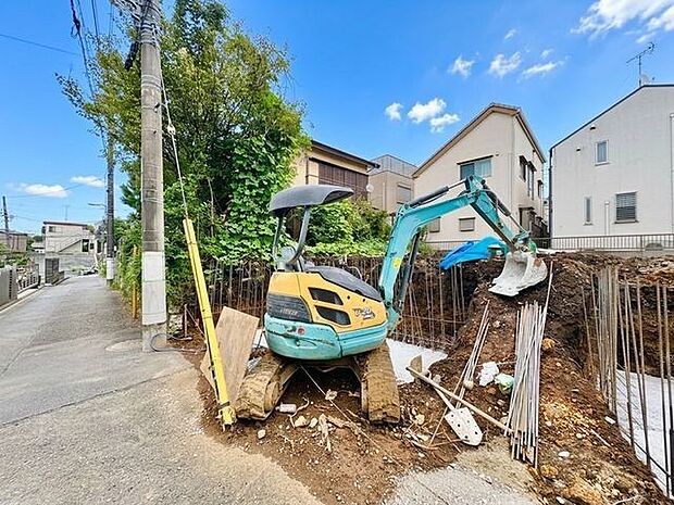 穏やかな住環境と充実の生活利便性を備えたこの地で誇りに思える住まいを実現。（空の加工を生成AIで行っています）