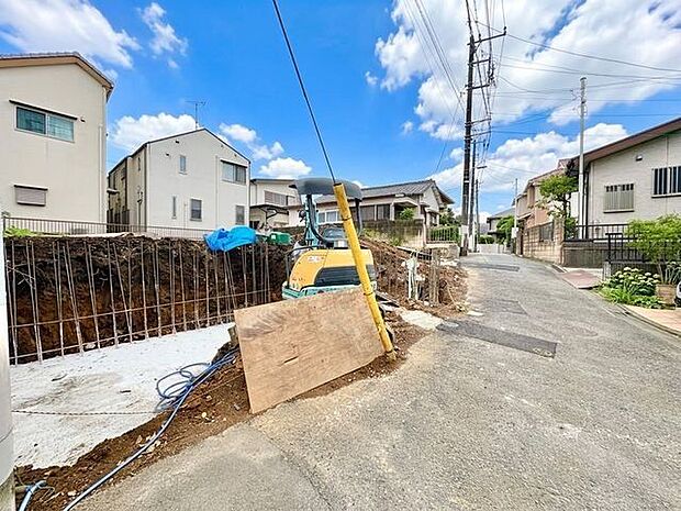 通行や駐車の際に余裕がある前面道路。光が差し込む明るい居住空間、風通しも良好で過ごしやすい環境です。(空の加工を生成AIで行っています)
