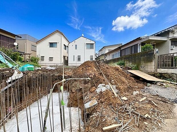 穏やかな住環境と充実の生活利便性を備えたこの地で誇りに思える住まいを実現。(空の加工を生成AIで行っています)
