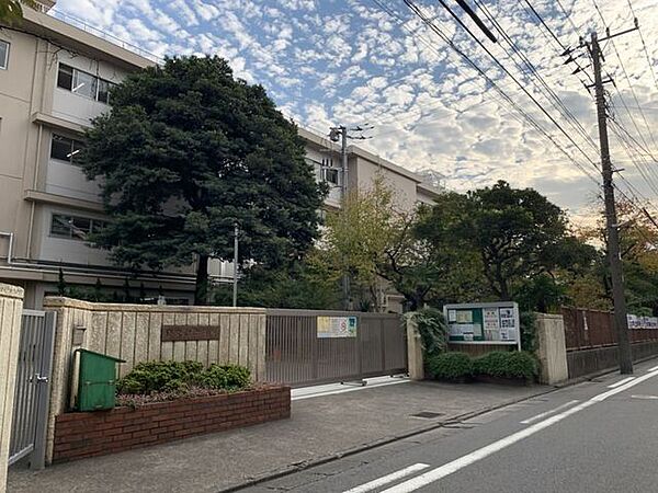 川崎市立南大師中学校 270m