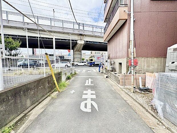 通行や駐車の際に余裕がある前面道路。光が差し込む明るい居住空間、風通しも良好で過ごしやすい環境です。