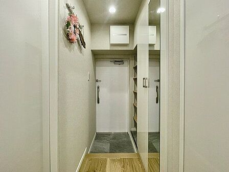 毎日出入りに使う玄関は外出する時は爽やかに、帰宅するときはホッとする落ち着いた空間へ。