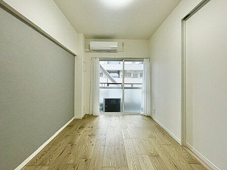 開口部が広くたくさんの陽を取り入れます。窓を開ければ気持ちよい風が舞い込んできて開放的な空間を演出。