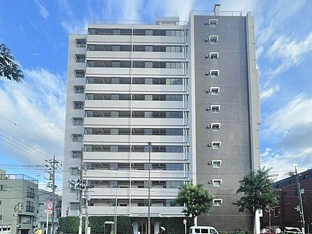 シンプルでスッキリとしたスタイリッシュな佇まい。家族の成長を見守り続け、美しい未来へ導いてくれます。(空の加工を生成AIで行っています)