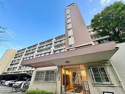 外観：街並みに自然と馴染む色を基調とした外観は、温かみのある色合いが全体を包み、やさしい雰囲気を感じます。（空の加工を生成AIで行っています）