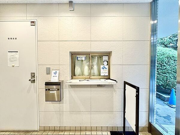 管理人室。管理人日勤につき管理体制良好です。