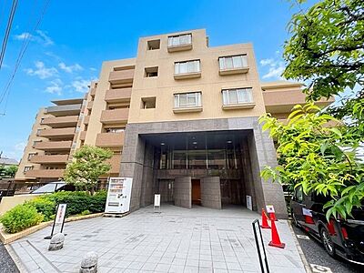 外観：爽やかな青空の下に贅沢なほどに降り注ぐ陽光、豊かな居住性。クオリティが見事に調和した住空間。