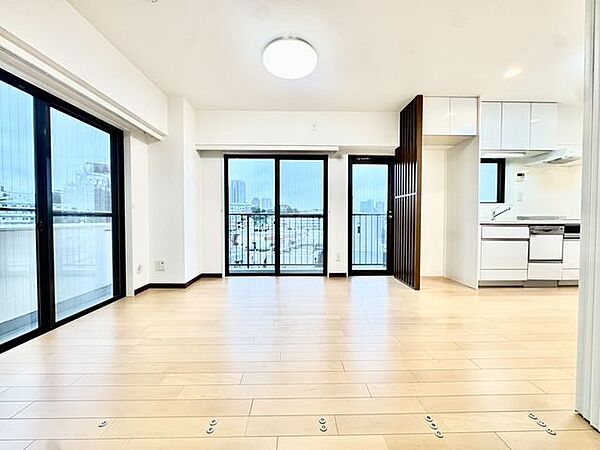 開口部が広く、たくさんの陽を取り入れます。窓を開ければ気持ちよい風が舞い込んできそうです。