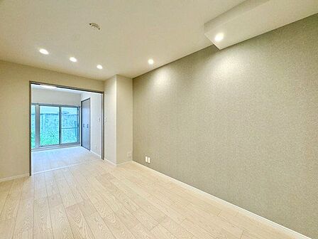 居心地のいい暮らしには欠かせない眩い採光。ゆったりとした幅の窓からこの空間に降り注ぐ採光が絶えません。