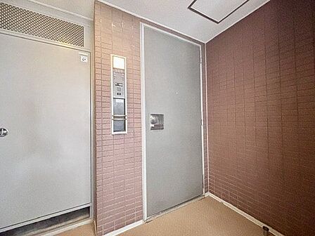 毎日出入りに使う玄関は外出する時は爽やかに、帰宅するときはホッとする落ち着いた空間へ。