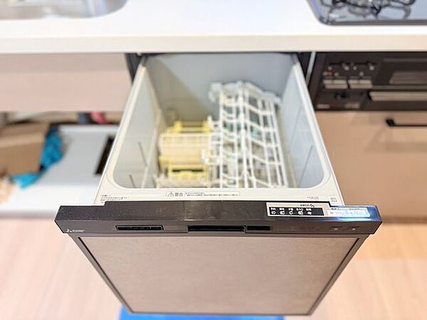 食器を洗っている間にお掃除など、様々なシーンで家事の時短に役立つビルトイン食洗機。