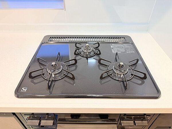 忙しいときでも一度にたくさんの料理が作れる3口コンロ。使い勝手の良さを考えました。