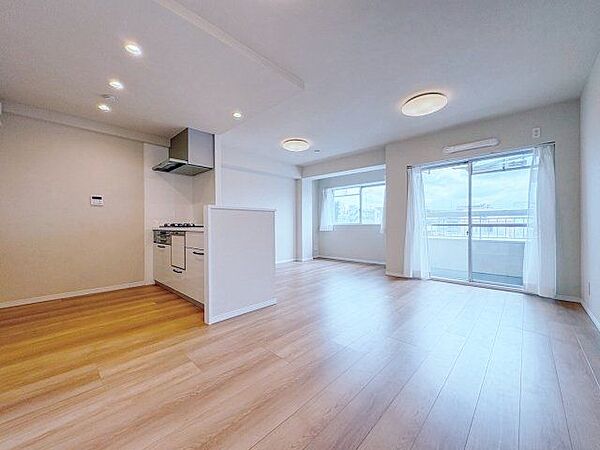 帰りたくなる空間を意識。やわらかな陽光を纏った広々としたリビングでくつろぎのひと時。