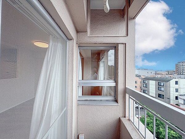 太陽の光がたっぷりと当たる南向きバルコニー。（空の加工を生成AIで行っています）