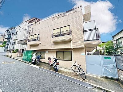 外観：周辺は閑静な住宅街。ゆったりと落ち着いた時間をお過ごしいただけます。（空の加工を生成AIで行っています）