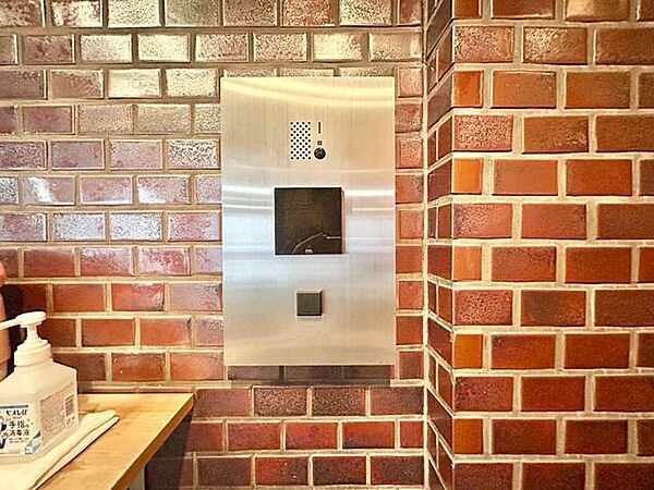 オートロック付で防犯面に配慮した住まいです。
