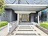 エントランス：帰宅されるご家族や、訪れる方を優しく迎える・安らぎに満ちた生活空間を予感させてくれます。
