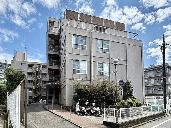 時代の移ろいを重ね、趣きのある風情が浮かび上がる佇まいのマンションです。