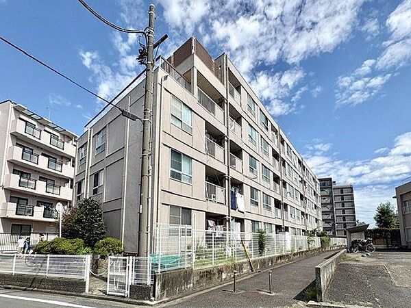 住まう方々が歳月をかけて育んだ豊かな歴史を感じるマンション。気品溢れる佇まいが暮らしを素敵に変える。