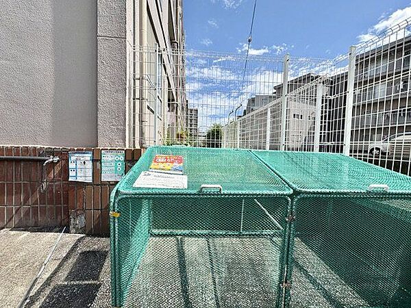 敷地内ごみ置場。