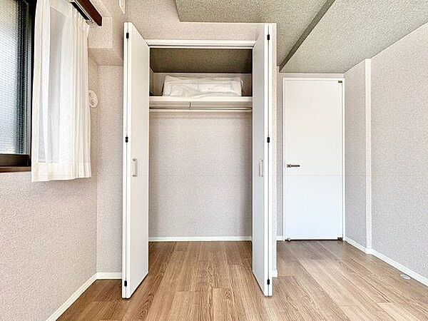 充分な収納スペースを確保。居室内に余計な家具を置く必要がないので、シンプルですっきりとした暮らし。