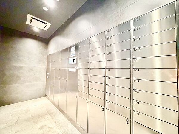お仕事やお出かけで荷物が受け取れない時も大変便利な宅配ボックス完備。