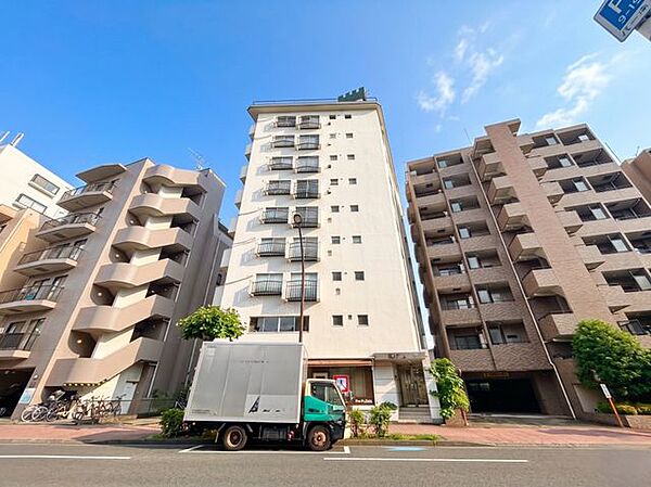 堂々たる趣ながら、主張し過ぎずどこか余裕を感じさせるシャープなフォルムで佇む邸宅。(空の加工を生成AIで行っています)