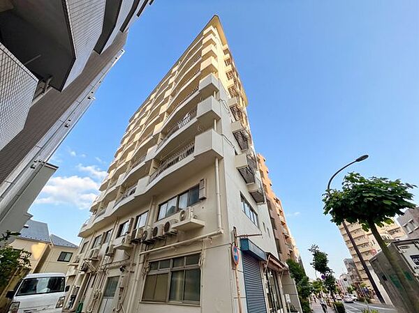 陽射しを受けて輝く時間、街灯に照らし出される夕暮れ時。様々なシーンで違った表情を見せてくれます。(空の加工を生成AIで行っています)