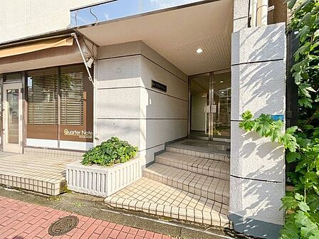外と内をつなぐエントランスはまさに顔となる場所。満ち足りたプライベートシーンへと誘う気品があります。