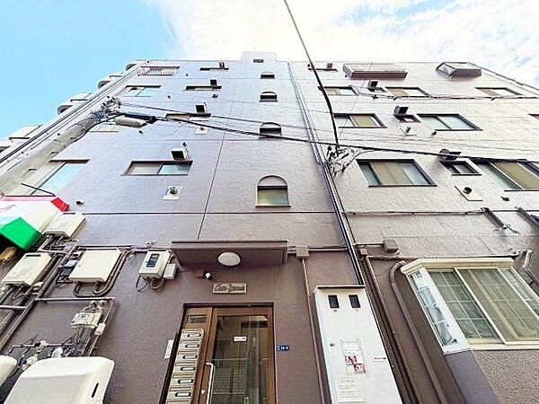 堂々たる趣ながら、主張し過ぎずどこか余裕を感じさせるシャープなフォルムで佇む邸宅。