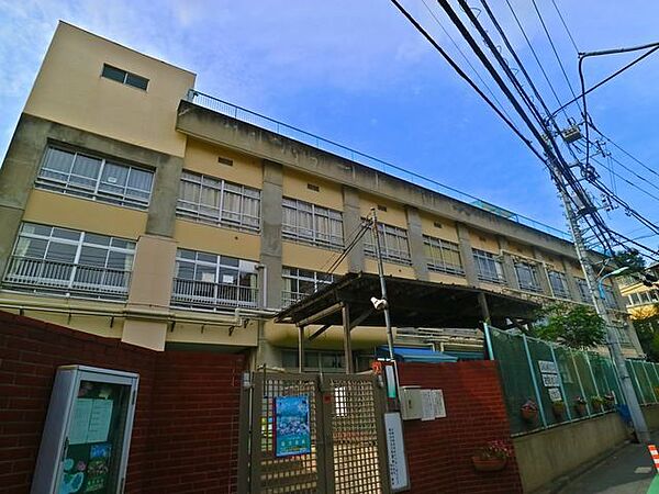 新宿区立落合第四小学校 450m