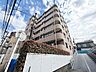 外観：爽やかな青空の下に贅沢なほどに降り注ぐ陽光。豊かな居住性と、クオリティが見事に調和した住空間。