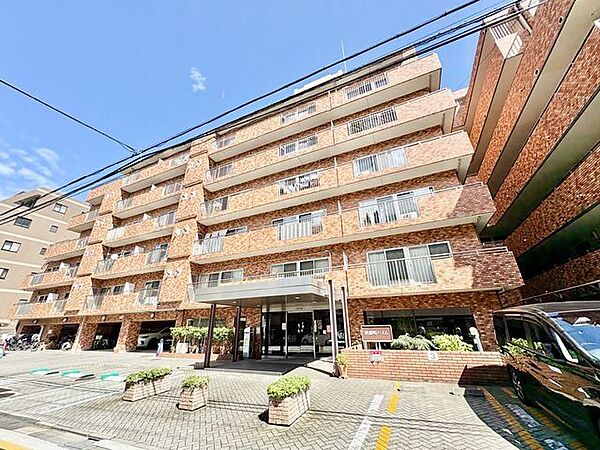 爽やかな青空の下に贅沢なほどに降り注ぐ陽光、豊かな居住性。クオリティが見事に調和した住空間。