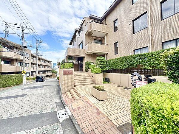 エントランスは日常的に目にする場所であるため、落ち着いた雰囲気を感じる空間だと好印象です。