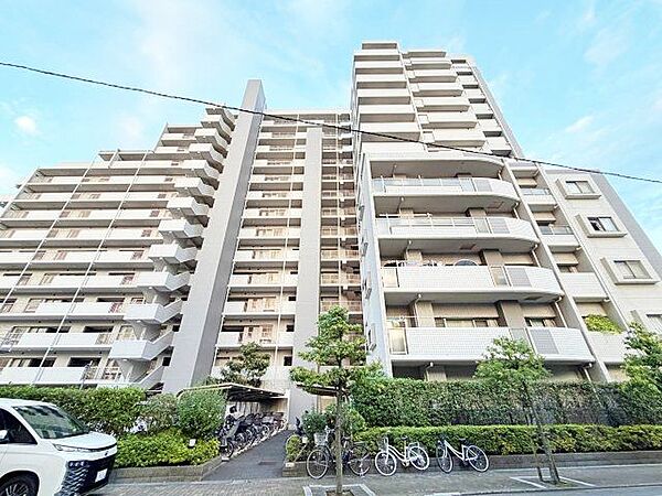 堂々たる趣ながら、主張し過ぎずどこか余裕を感じさせるシャープなフォルムで佇む邸宅。（空の加工を生成AIで行っています。）