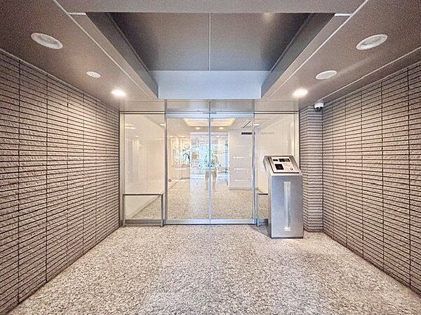 外と内をつなぐエントランスは、まさに顔となる場所。シンプルながらも上質な空間を作り出します。