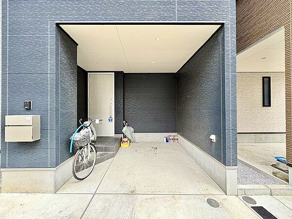 雨でも安心。駐車場スペースは屋内にあるので、雨に濡れる事なく乗り降り可能です。