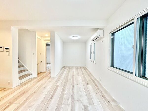 開口部が広く、たくさんの陽を取り入れます。窓を開ければ気持ちよい風が舞い込んできそうです。