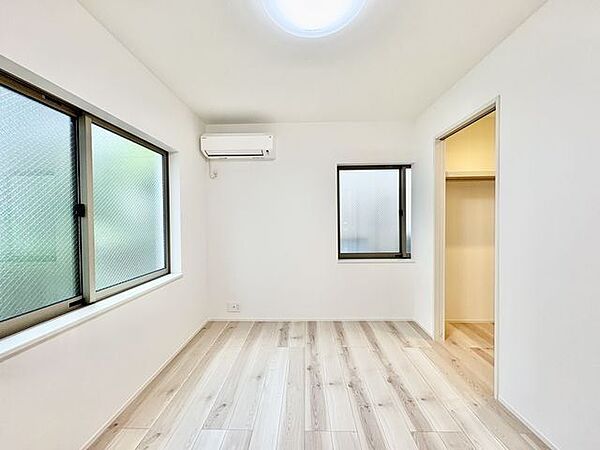 居心地のいい暮らしには欠かせない採光。ゆったりとした幅の窓からこの空間に降り注ぐ採光が絶えません。