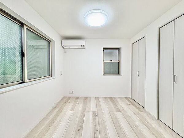 住まう方自身でカスタマイズして頂けるように「シンプル」にデザインされた室内。