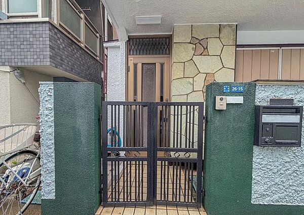 落ち着きのある温かな風情のエントランスは、訪れる方々を優しく包み込み、心地よい空間を演出します。