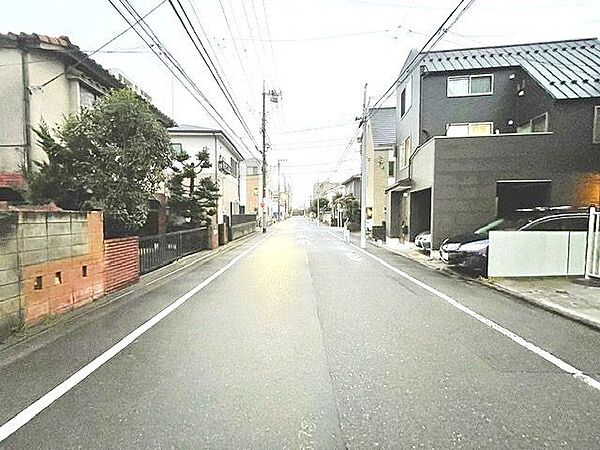 前面道路は約8ｍ。広々とした開放感のある立地です。