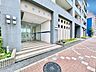 エントランス：重厚感のあるグランドエントランスは、上質な暮らしのはじまりを予感させます。（空の加工を生成AIで行っています）